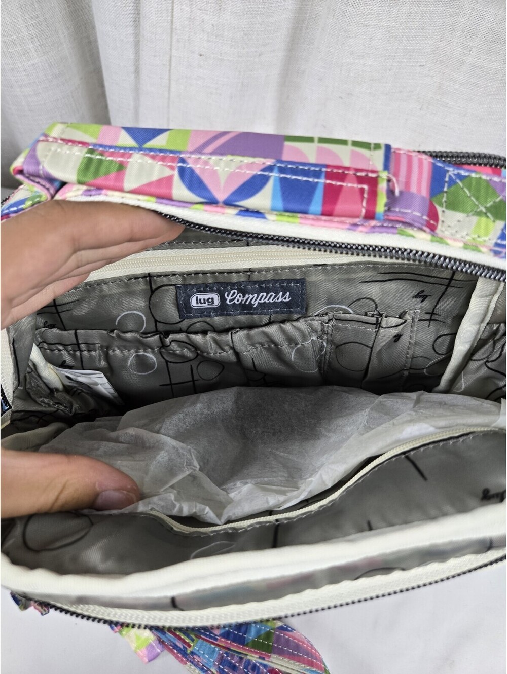 Lug BNWT Compass Crossbody Travel Bag Color "it's a small world" - Picture 5 of 5